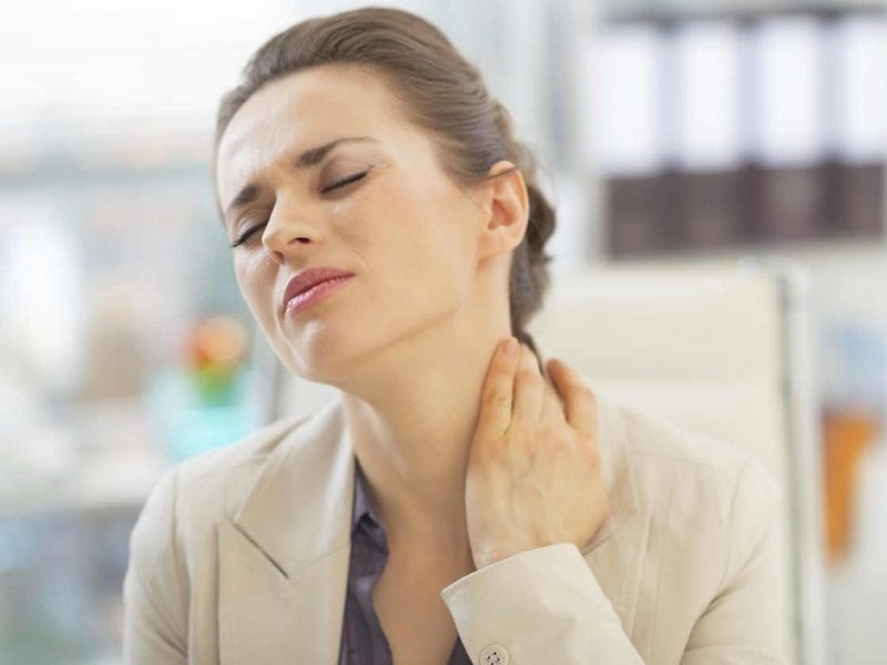 Біль у шиї: чим вона викликана і як швидко її позбутися?